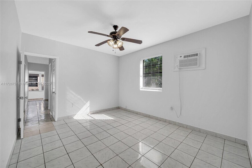 Building Photo - 319 NE 171st Ter