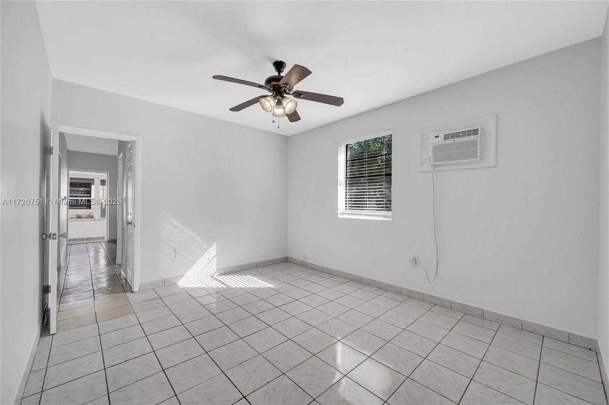 Building Photo - 319 NE 171st Ter