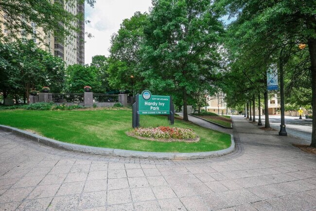 Building Photo - 300 W Peachtree St NW