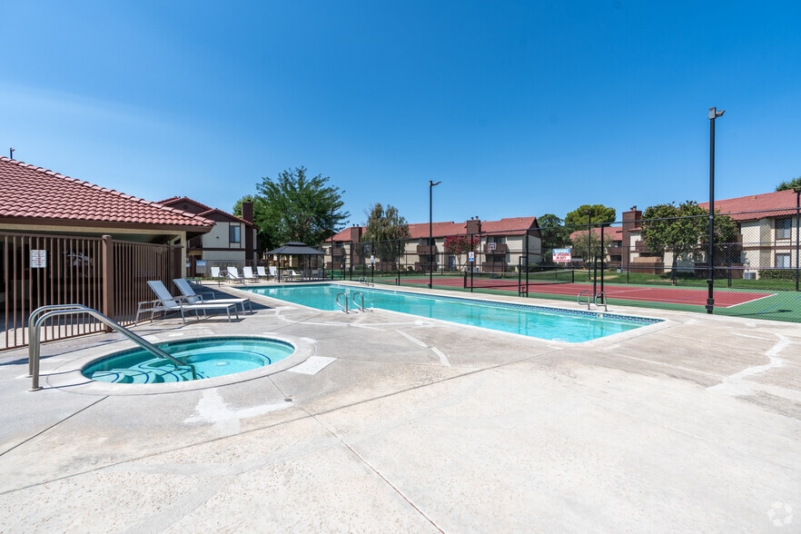 Swimming Pool - Canyon Creek Apartments