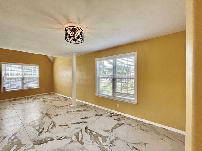 Building Photo - Beautiful large Castleton home