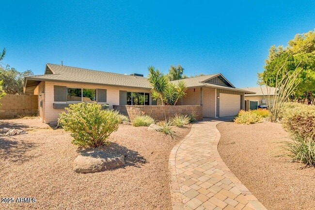 Building Photo - 831 E Stephens Dr