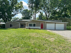 Building Photo - 3 Bed 2 Bath 2 Stall Garage - Country Styl...