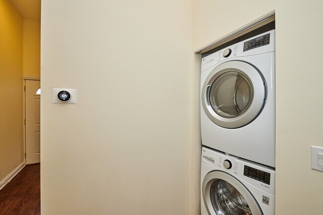 Building Photo - 2436 W Cortez St