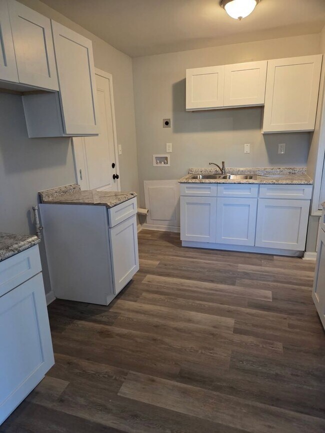 Building Photo - MOVE-IN SPECIAL 1/2 OFF 1ST MONTH"S RENT