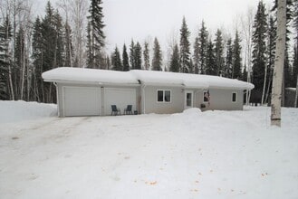 Building Photo - 3 Bed / 2 Bath / 2 Car Garage Ranch Style Home
