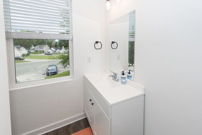 Building Photo - 4 Bedroom 3 Bath Home in Windsor Hill - North Charleston