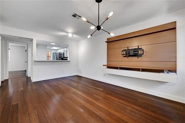 Building Photo - 2104 Cullen Ave