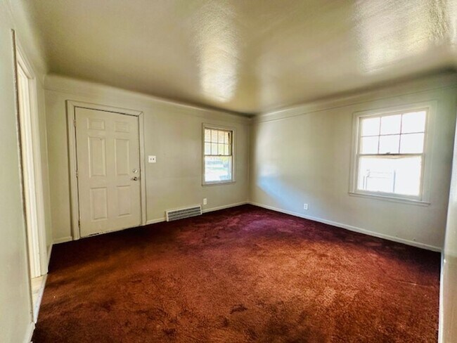 Building Photo - 2 Bedroom 1 Bath House For Lease Section 8 Only