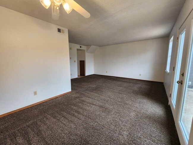 Building Photo - Cute 3 bedroom Townhome in Shawnee!