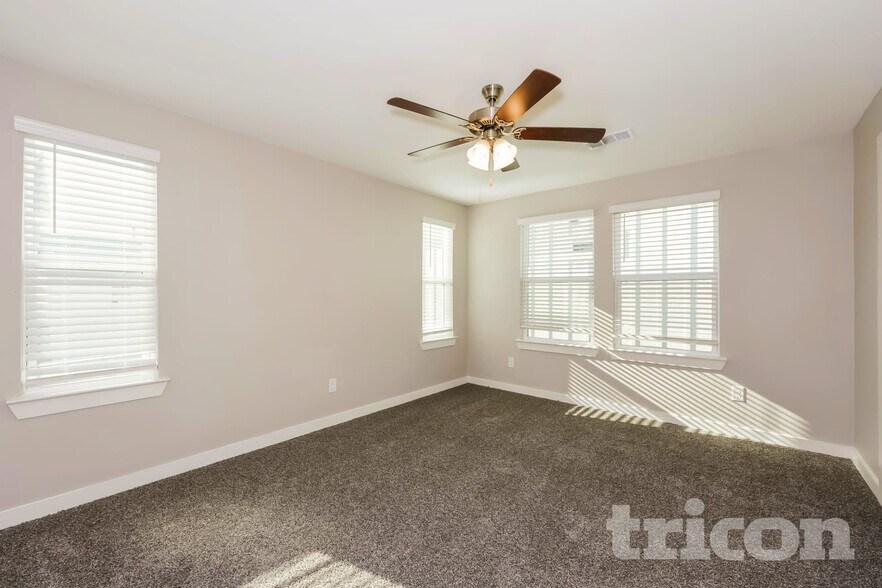 Building Photo - 858 Plum Ln