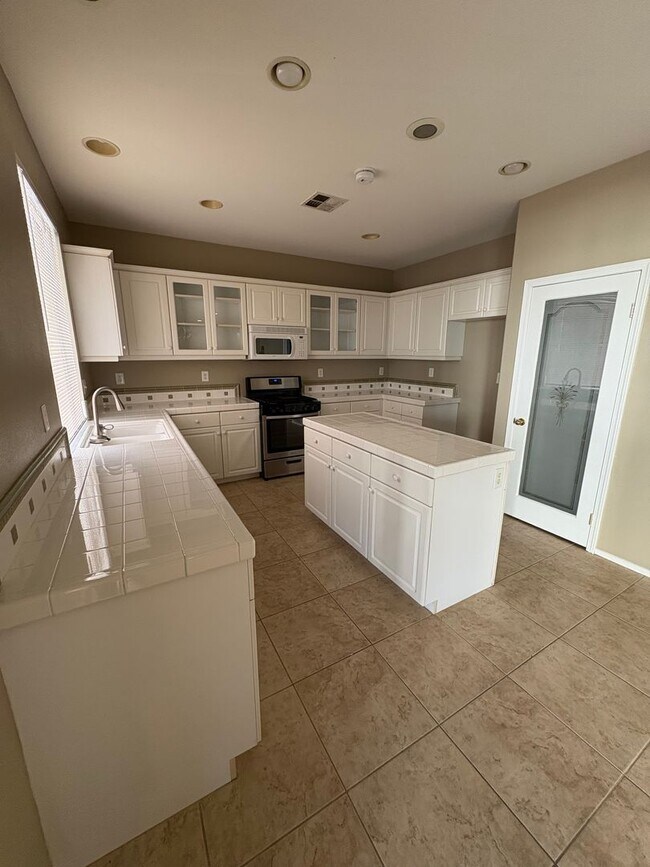 Building Photo - Beautiful 2-story home