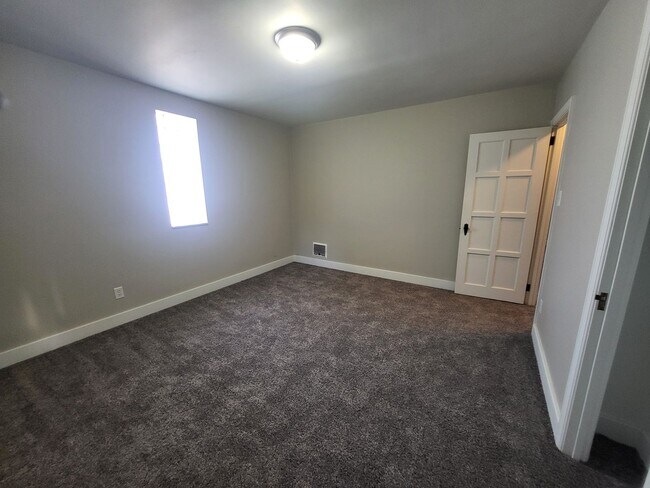 Building Photo - Newly renovated 3 bedroom house in Brookli...
