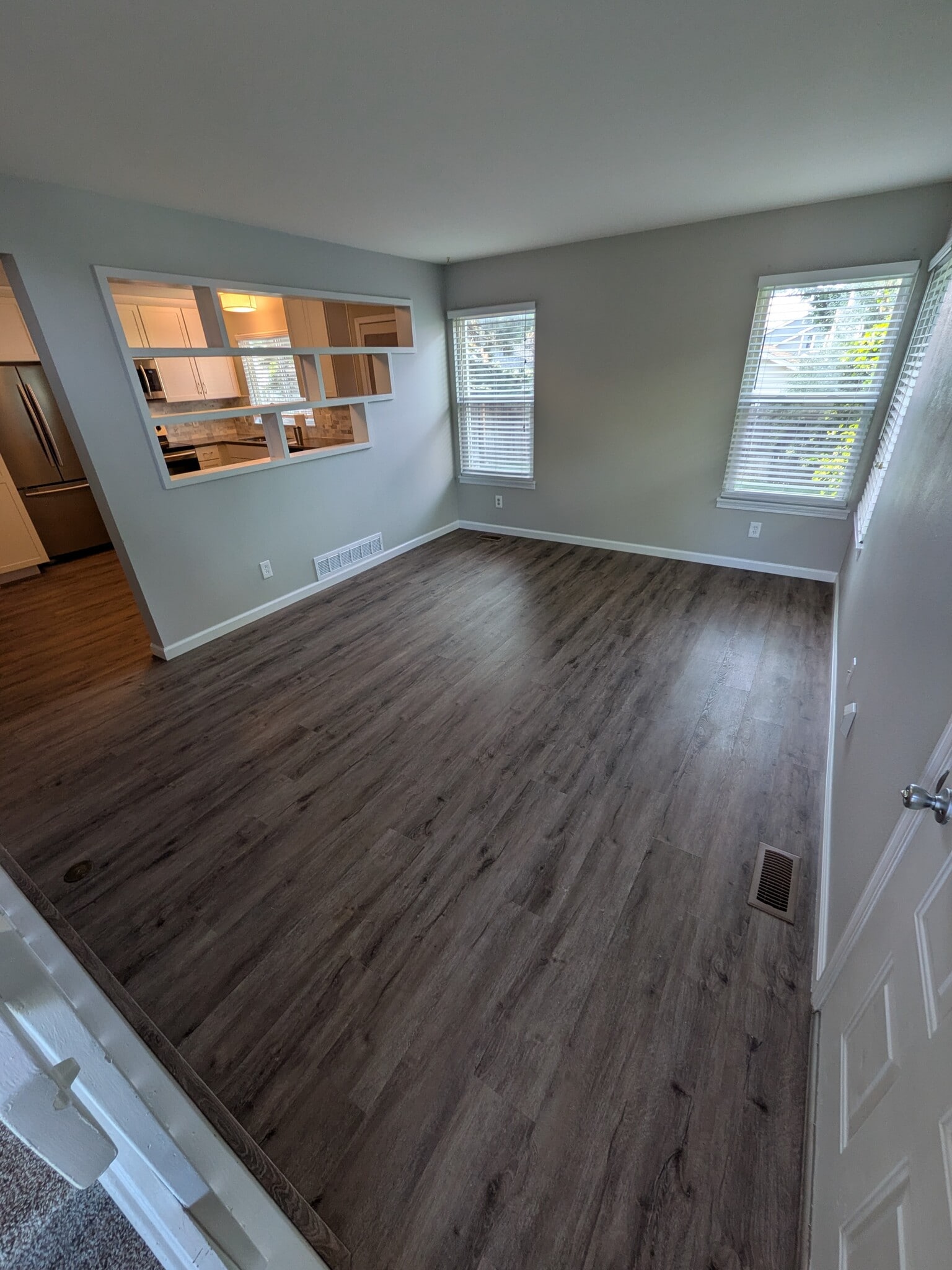Family room main floor - 664 Walden Ct