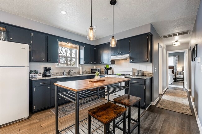 Building Photo - 110 SE 13th St