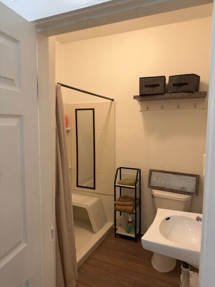 Building Photo - 2844 Hiawatha St