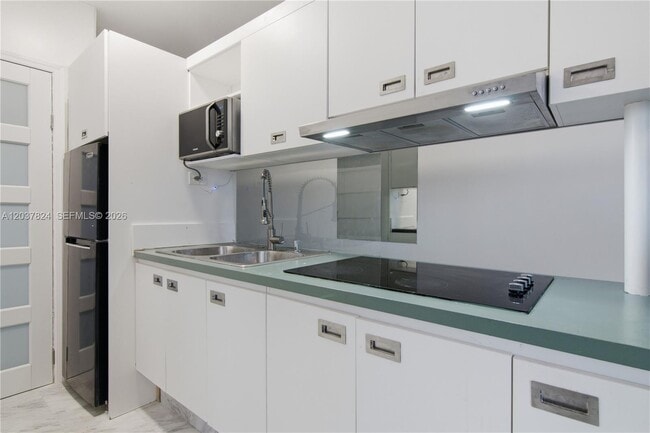 Building Photo - 801 Brickell Bay Dr