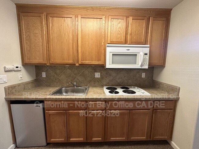 Building Photo - 2218 Versailles St