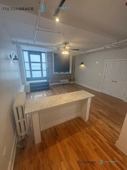 Building Photo - 2065 W Lawrence Ave