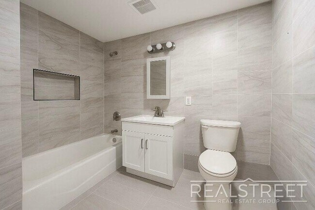 Building Photo - Spacious 2 Bedroom in Williamsburg!