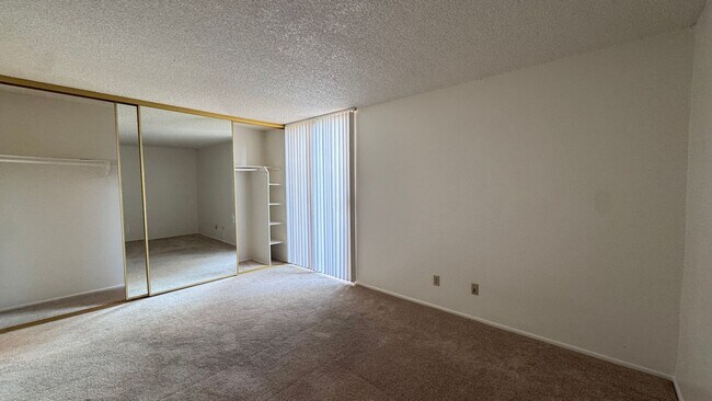 Building Photo - 1 bd with garage