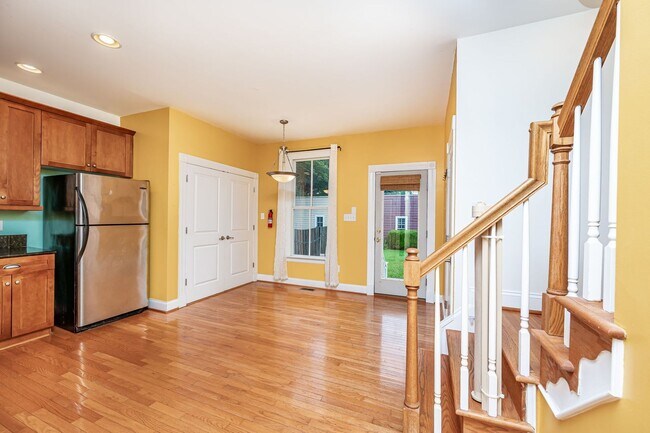 Building Photo - Modern 3BR/2.5BA Oregon Hill Townhome with 2-Car Garage — Walk to VCU & James River — $2,550/mo!