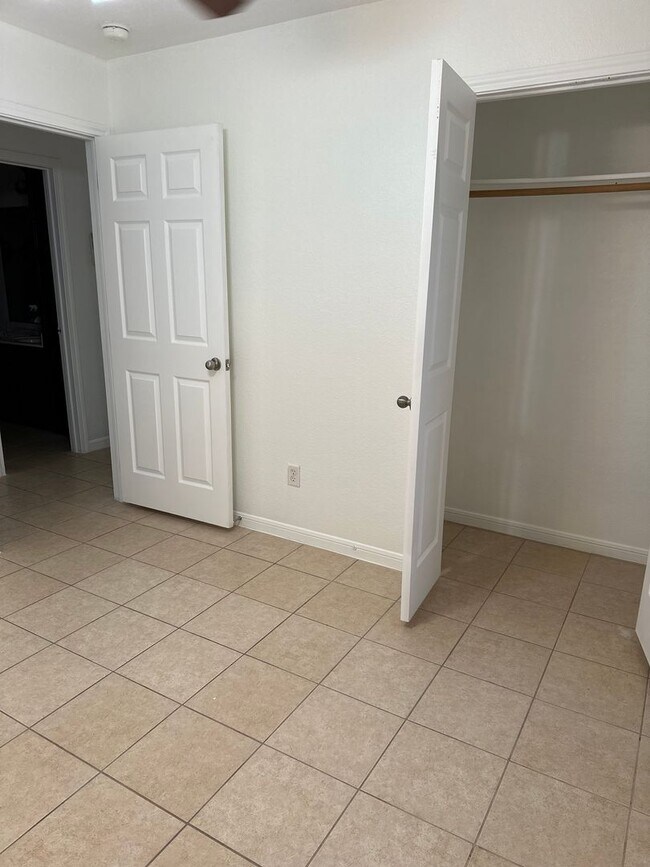 Building Photo - 3 Bedroom 2 Bath Duplex  2 weeks free move in special!