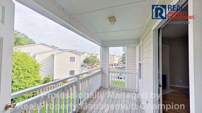 Building Photo - Spacious Upper Level Condo w/Open Floorplan and Split Bedrooms