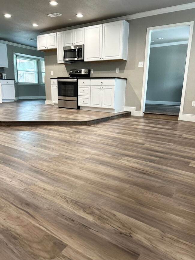 Building Photo - Located in the HEART of Burleson!