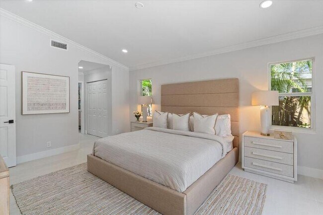 Building Photo - 1132 NE 3rd Ave