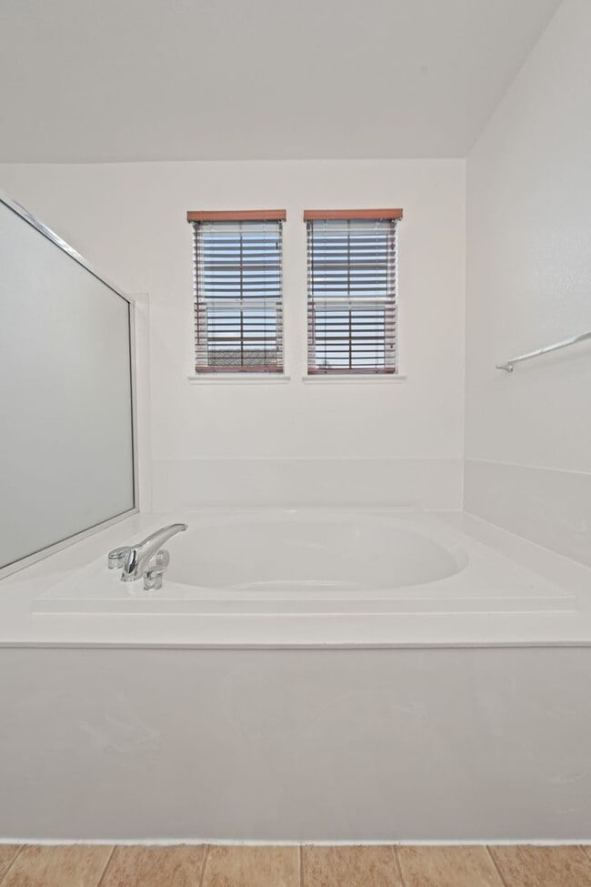 Building Photo - 10228 Pedra Do Sol Way