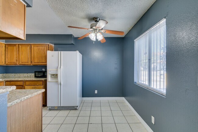 Building Photo - Charming 2-Bedroom Unit in a Well-Maintained 4-Plex!
