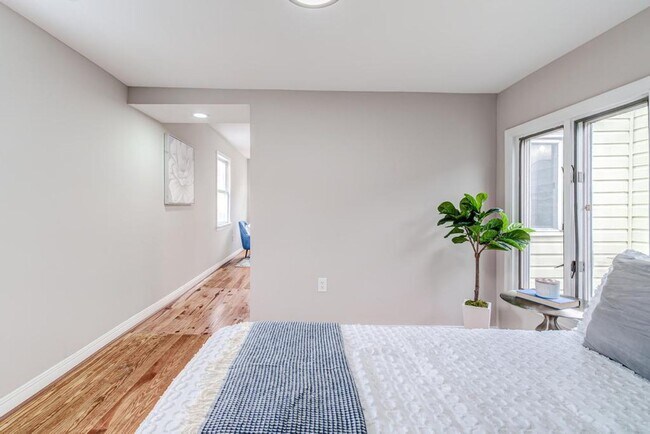 Building Photo - Bright and Newly Updated Apartment in the Heart of Old Town!