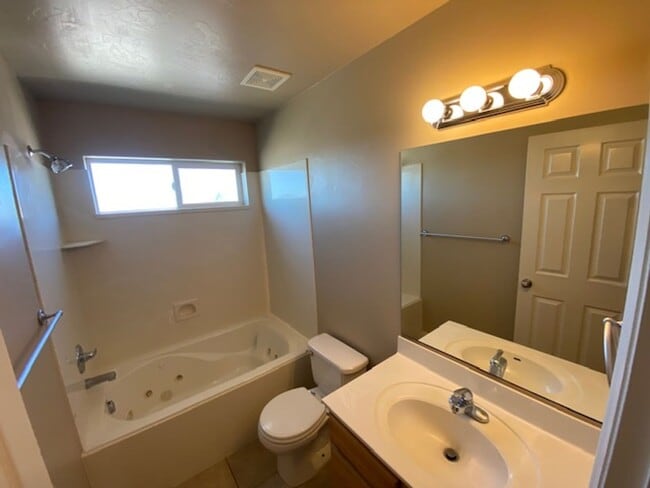 Building Photo - Move-in Bonus!! 3 bed -2.5 bath Twin Home