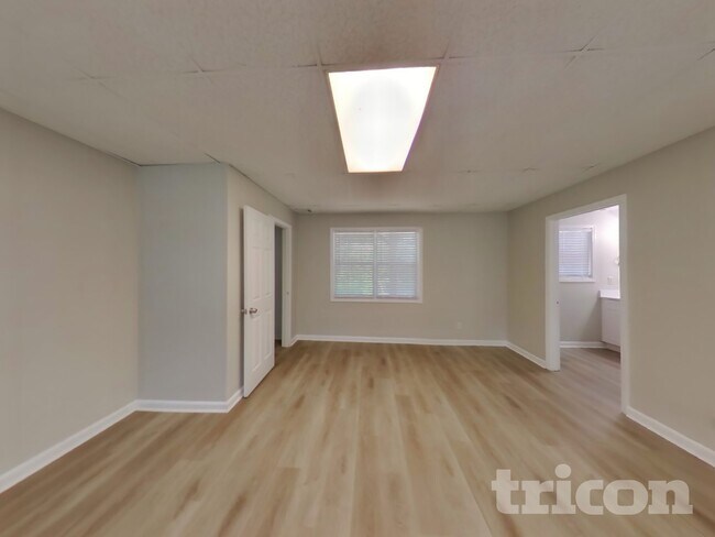 Building Photo - 2407 Windridge Dr NE