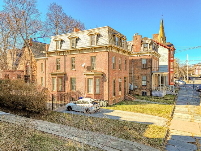 Building Photo - 201 Grand St