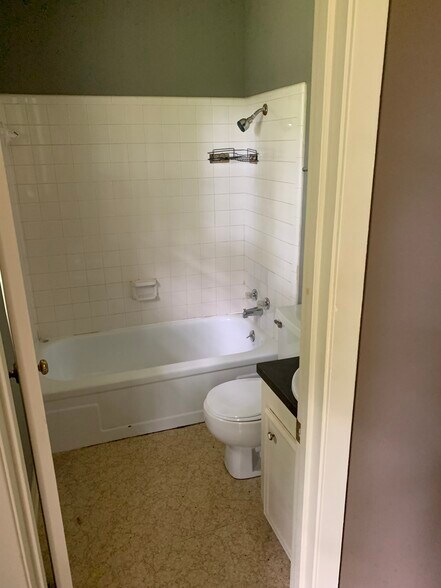 Building Photo - 135 York Dr