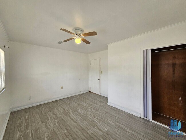 Building Photo - Spacious 3 Bedroom, 2 Bath home with a 2 CAR Carport near down St. Petersburg *Available Now*