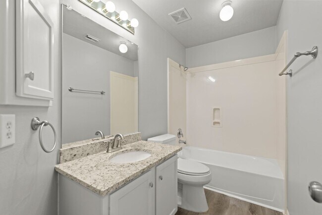 Building Photo - Gorgeous 4 bed/3.5 bath two story home!