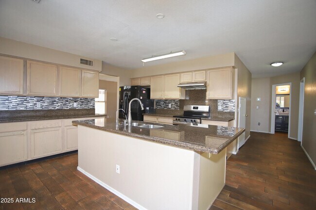 Building Photo - 842 N Naples Dr