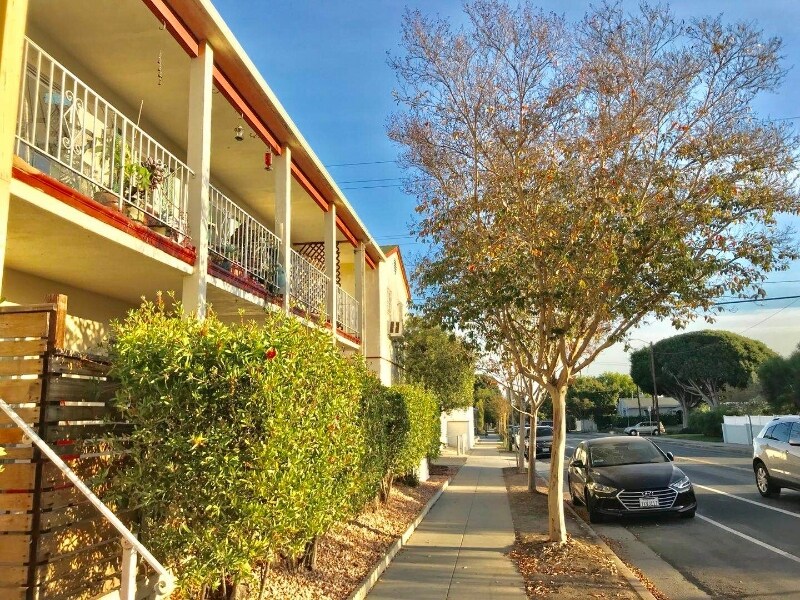 Building Photo - 2300 Oak St