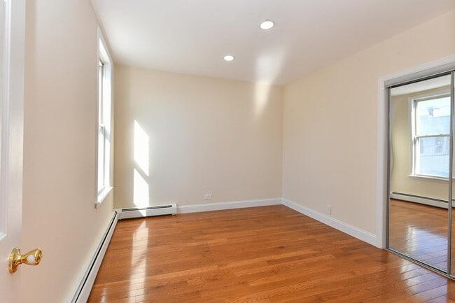 Building Photo - 1402 8TH St