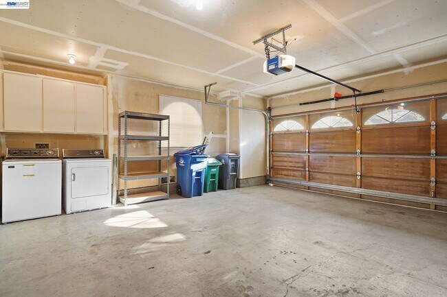 Building Photo - 493 S Clovercrest Ln