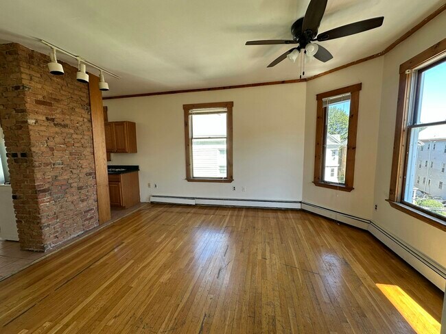 Building Photo - 3 Sachem St