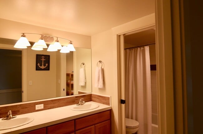 Building Photo - 3 Bedroom 2.5 Bath Queen Anne Townhome