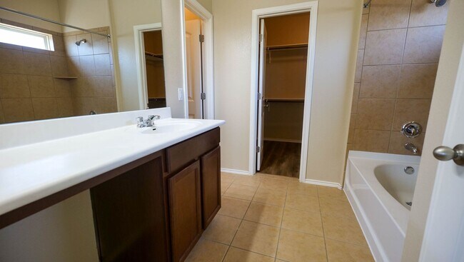 Building Photo - Spacious 5 Bedroom Home in Reserve at Westcreek