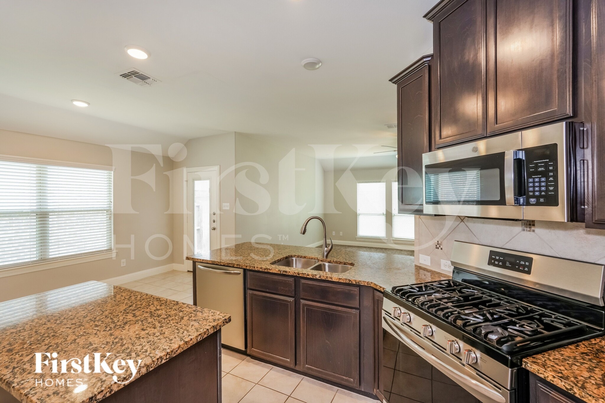 Building Photo - 4413 Lakeview Dr