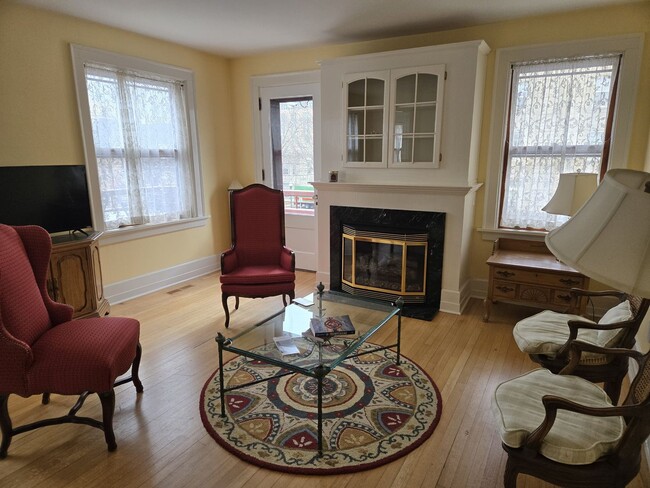 Building Photo - Furnished charming 2 Bedroom in Downtown Madison