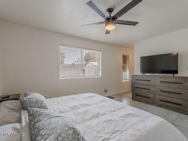 Building Photo - 5817 S Siesta Ln