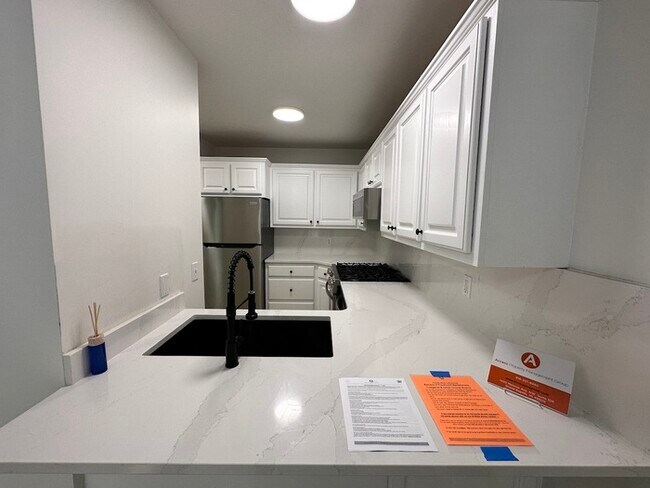 Building Photo - Grandville Condo 3 Bedroom and 2.5 Bathrooms